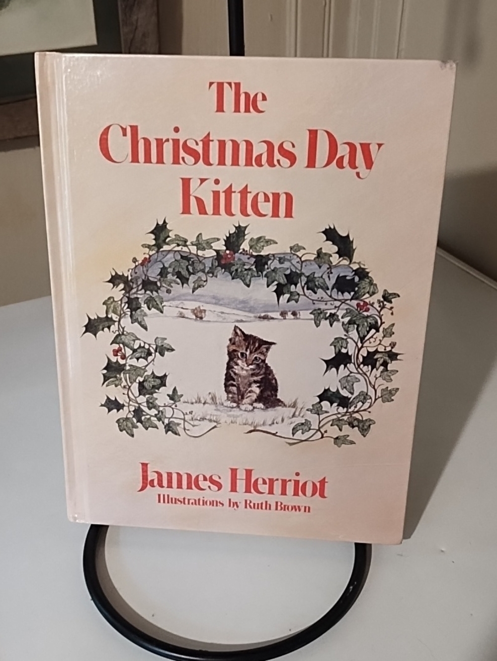 The Christmas Day Kitten - Classic Holiday Book (Cream Cover) Vintage VGC.